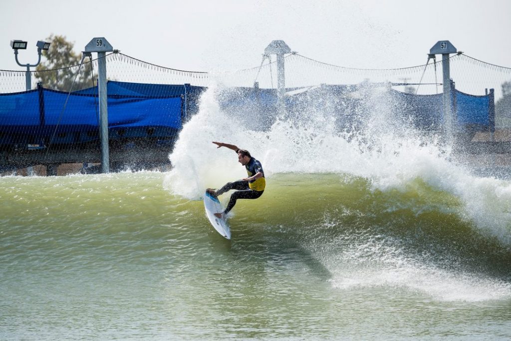 O surfe na piscina é explosivo, com manobras mais rápidas e previsíveis. Foto: WSL / Cestari.