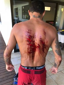 Filipe Toledo machuca as costas ao chocar-se contra a bancada de coral, durante os treinos para o Taiti Pro.